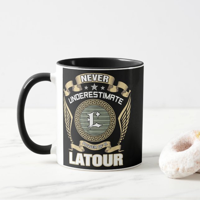 CANECA NEVER_UNDERESTIMATE_POWER_OF_A_LATOUR (Com Donut)