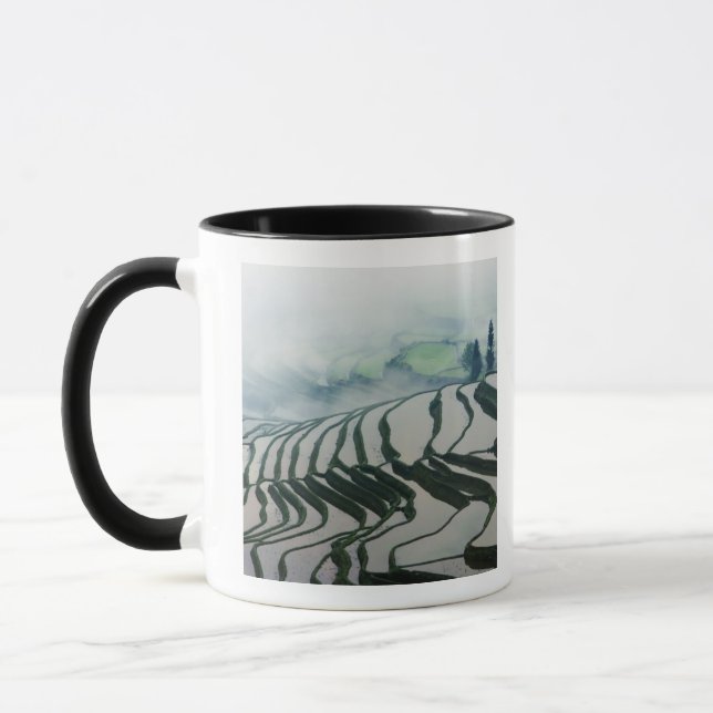 Caneca Névoa da manhã acima dos campos do arroz (Esquerda)