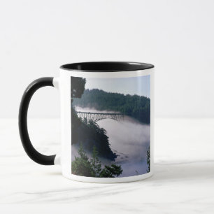 Caneca Névoa deriva sob a ponte Deception Pass em