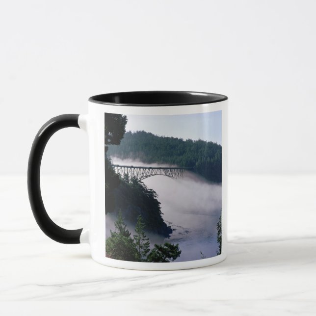 Caneca Névoa deriva sob a ponte Deception Pass em (Esquerda)