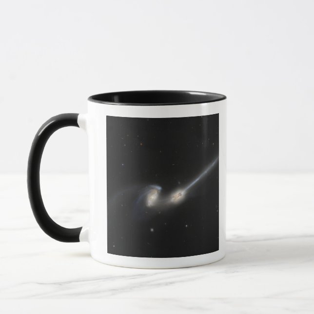 Caneca NGC 4676, também conhecida como Galáxias de Ratos (Esquerda)