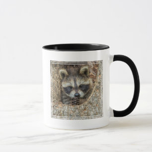 Caneca Ninho de Guaxinim Dentro de uma Cavidade de Árvore