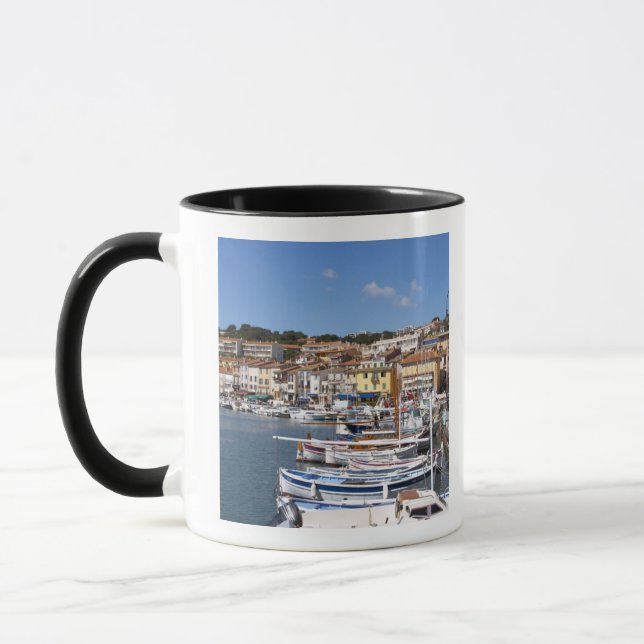Caneca No porto na vila de Cassis. Pesca e (Esquerda)