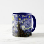 Caneca Noite Estrelada de Van Gogh, 1889<br><div class="desc">Amplamente saudado como o magnum opus de Van Gogh, a pintura retrata a vista à porta da sua janela do sanatório à noite, embora tenha sido pintada pela memória durante o dia. A imagem está no dominio público. Entre em contato com Padrões e pinturas e gráficos para obter solicitações especiais....</div>
