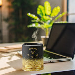 Caneca nome do arco ouro preto aniversário de 30 anos<br><div class="desc">Elegante, clássico, glamouroso e feminino. Um arco e uma fita colorida de ouro falsa, com brilho e brilho de ouro, um pouco de brilho e luxo por um dom ou guarnição de aniversário de 30 anos. Fundo preto. Modelos para seu nome, 30 anos e data de nascimento. Texto curvo e...</div>