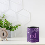 Caneca Nome do monograma do brilho roxo<br><div class="desc">Uma caneca de uma menina e um monograma. Um fundo roxo profundo de chic decorado com gotas de brilho sujo,  pó. Personalizar e adicionar um nome e iniciais de monograma. Letras de cor púrpura e branca.</div>