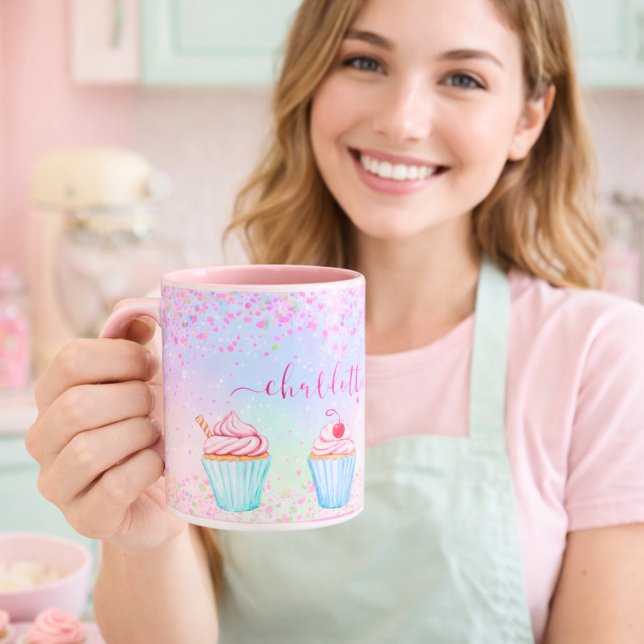 Caneca Nome dos cupcakes de panificação roxa, cor-de-rosa (Criador carregado)