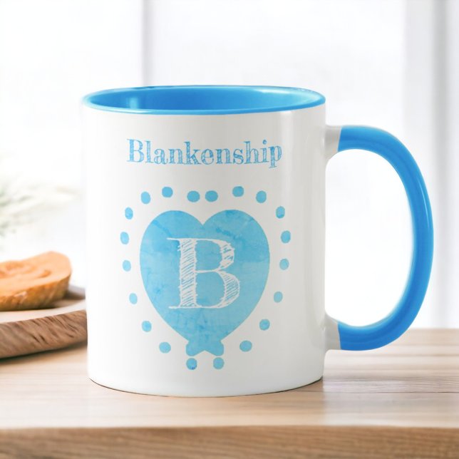 Caneca Nome Personalizado Coração Azul Bolinhas Inicial (A custom blue heart ceramic mug with the same design on both sides of the handle.)
