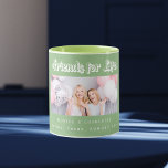 Caneca Nomes verdes de imagem de melhores amigos<br><div class="desc">Um fundo verde sábio de cor. Personalize e adicione a sua própria fotografia, selecione o(s) seu(s) melhor(s) amigo(s) e o local do evento. O texto: Amigos pela Vida é escrito com um roteiro de estilo moderno. Perfeito como presente para você ou como presente de aniversário ou de Natal para seus...</div>