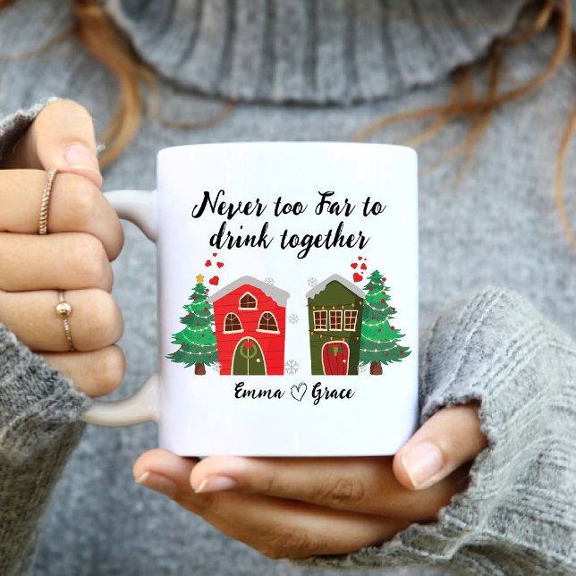 Caneca Nunca Demasiado Longe Para Beber Juntos | Amigo de (Never Too Far To Drink Together | Christmas friend Mug)