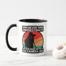 Caneca Nunca Subestime um Homem Velho Com uma Câmera