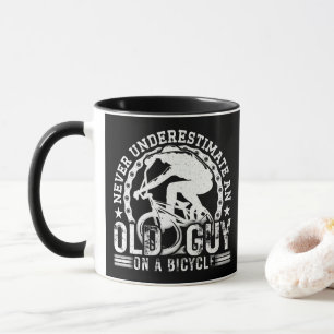 Caneca Nunca Subestime um Velho Cara numa Bicicleta Engra
