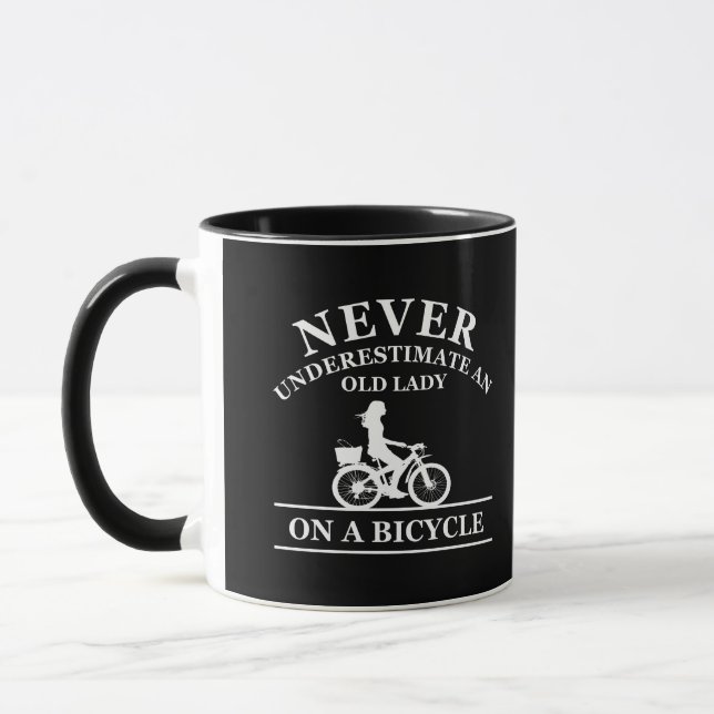 Caneca Nunca Subestime Uma Velha Senhora Em Uma Bicicleta (Esquerda)