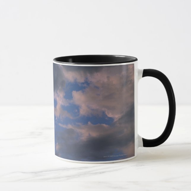 Caneca Nuvens de tempestade contra o céu azul (Direita)