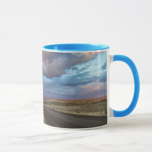 Caneca Nuvens do Pôr do Sol Sobre a Estrada de Cascalho d