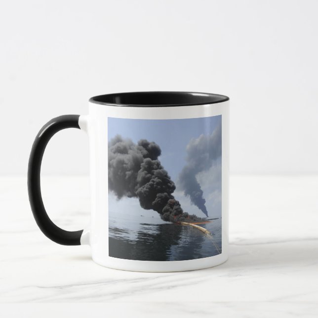 Caneca Nuvens escuras de fumaça e fogo emergem 3 (Esquerda)