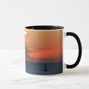 Caneca Nuvens solares e paisagem marinha