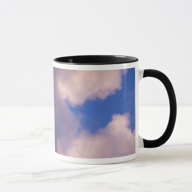 Caneca Nuvens Wispy contra o céu azul (Direita)