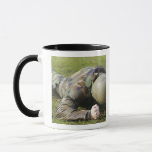Caneca O aviador rasteja através de um campo molhado