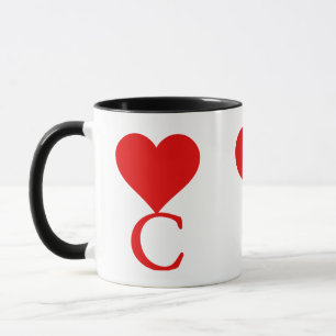 Caneca O C inicial com um grande coração vermelho
