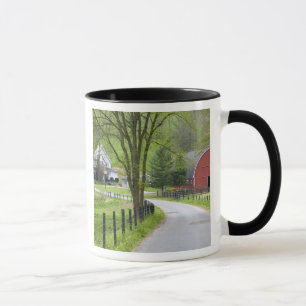 Caneca O celeiro e a fazenda vermelhos abrigam perto de