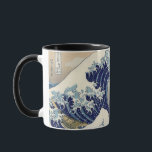 Caneca O Excelente Drone Onda De Kanagawa<br><div class="desc">A imagem mostra um drone filmando uma enorme onda ameaçando três barcos ao largo da costa na Baía de Sagami enquanto o Monte Fuji sobe ao fundo. Esta é uma das primeiras avistações de drones.</div>