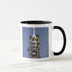 Caneca O foguete de Soyuz é erigido na posição