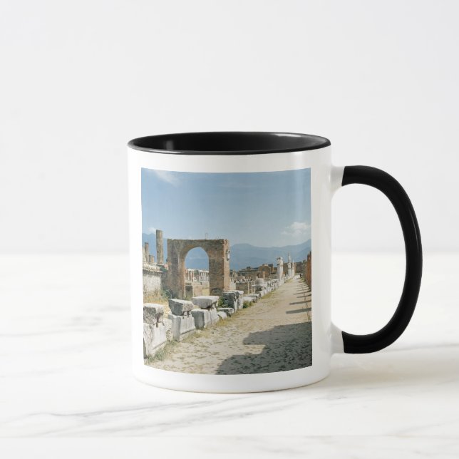 Caneca O fórum com as montanhas no fundo (Direita)