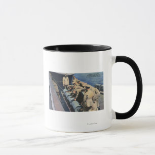 Caneca O grupo do barco de Topedo prepara a granada