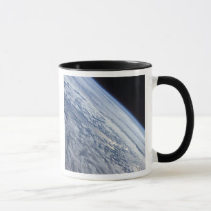 Caneca O horizonte da terra contra a obscuridade do
