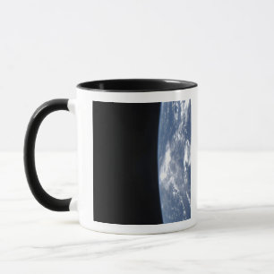 Caneca O horizonte e a obscuridade da terra do espaço 2