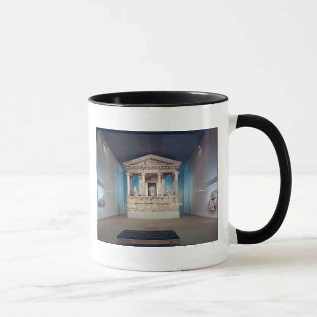 Caneca O monumento de Nereid, Xanthos, c.390-380 BC (Direita)