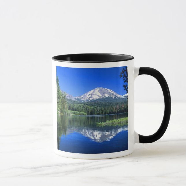 Caneca O Mt. Lassen se ergue acima do Lago Manzanita (Direita)