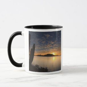 Caneca O nascer do sol sobre a Isla Danzante no Golfo de