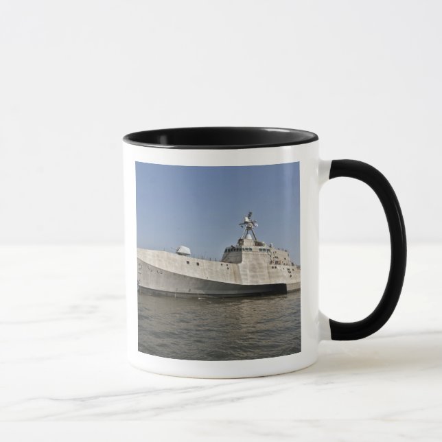 Caneca O navio de combate litoral Independência em curso (Direita)