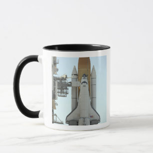 Caneca O ônibus espacial Atlantis senta-se na plataforma