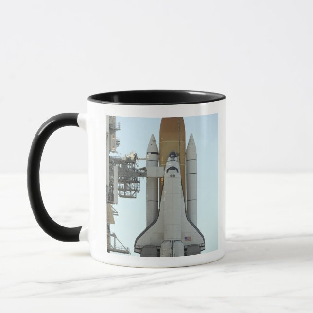 Caneca O ônibus espacial Atlantis senta-se na plataforma  (Esquerda)