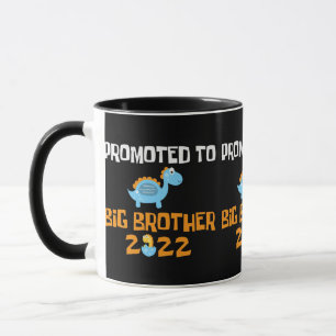 Caneca O Ovo de Dinossauro Eclodindo Promovido a Irmão Ma