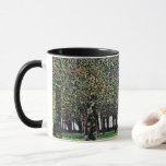 Caneca O Parque de Gustav Klimt, Vintage Art Nouveau<br><div class="desc">O Parque (1910) de Gustav Klimt é uma pintura de simbolismo de arte da Era Vitoriana. Uma paisagem natural com árvores em uma floresta e pessoas caminhando à sombra ao longo de um caminho em um parque público no verão. Sobre o artista: Gustav Klimt (1862-1918) era um pintor simbolista austríaco...</div>
