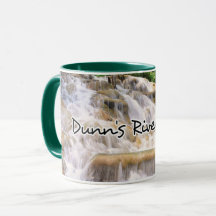 O rio Dunn Falls Jamaica se aproxima