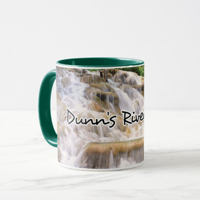 Caneca O rio Dunn Falls Jamaica se aproxima (Frente Esquerda)