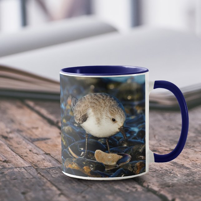 Caneca O Saneamento Fofo Goza A Jantar De Marisco Na Prai (Cute Sanderling Enjoys Seafood Dining 11 oz Coffee Mug Cover Photo.)