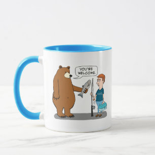 Caneca O urso dá a um homem um peixe