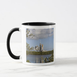 Caneca O vaivém espacial Atlantis senta pronto