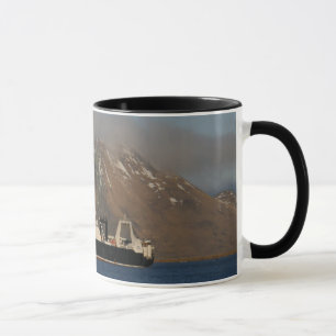 Caneca Oceano de Alaska, traineira de fábrica no porto