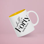 Caneca Olá, 40 modernos, aniversário de 40 anos elegante.<br><div class="desc">Olá,  quarenta e moderna e mínima tipografia,  simples aniversário de 40 anos preto e branco,  decor favorece o obrigado que você dá na caneca. Parte de uma coleção contemporânea.</div>