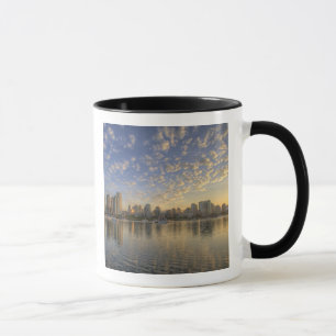 Caneca Olhando através do False Creek para a silhueta de