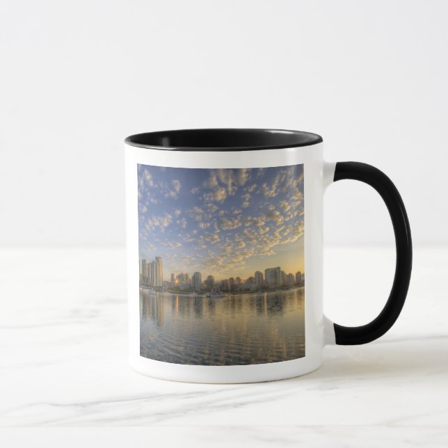 Caneca Olhando através do False Creek para a silhueta de (Direita)