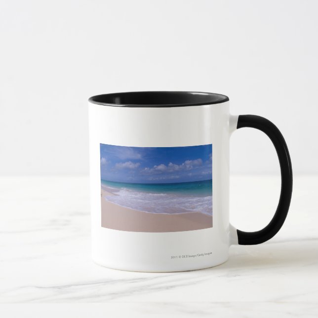 Caneca Ondas de oceano que espumam no Sandy Beach (Direita)