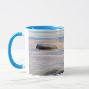 Caneca Ondas quebrando nas rochas da costa